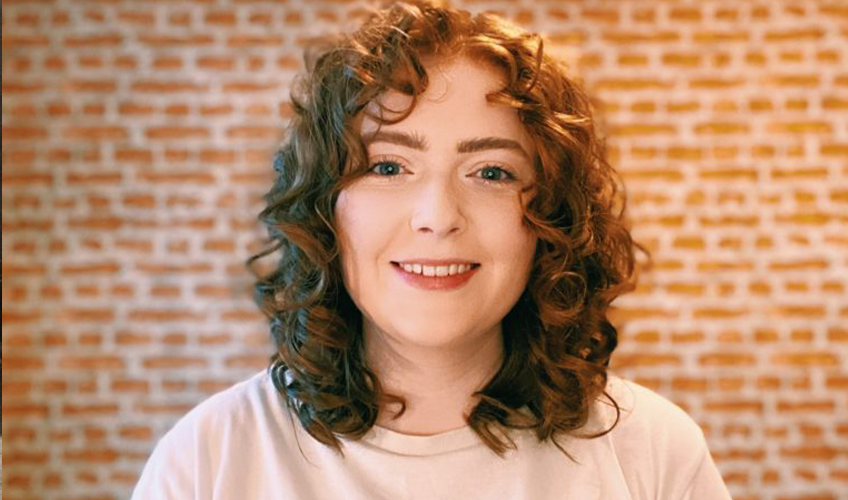 Portræt af Alice Oseman